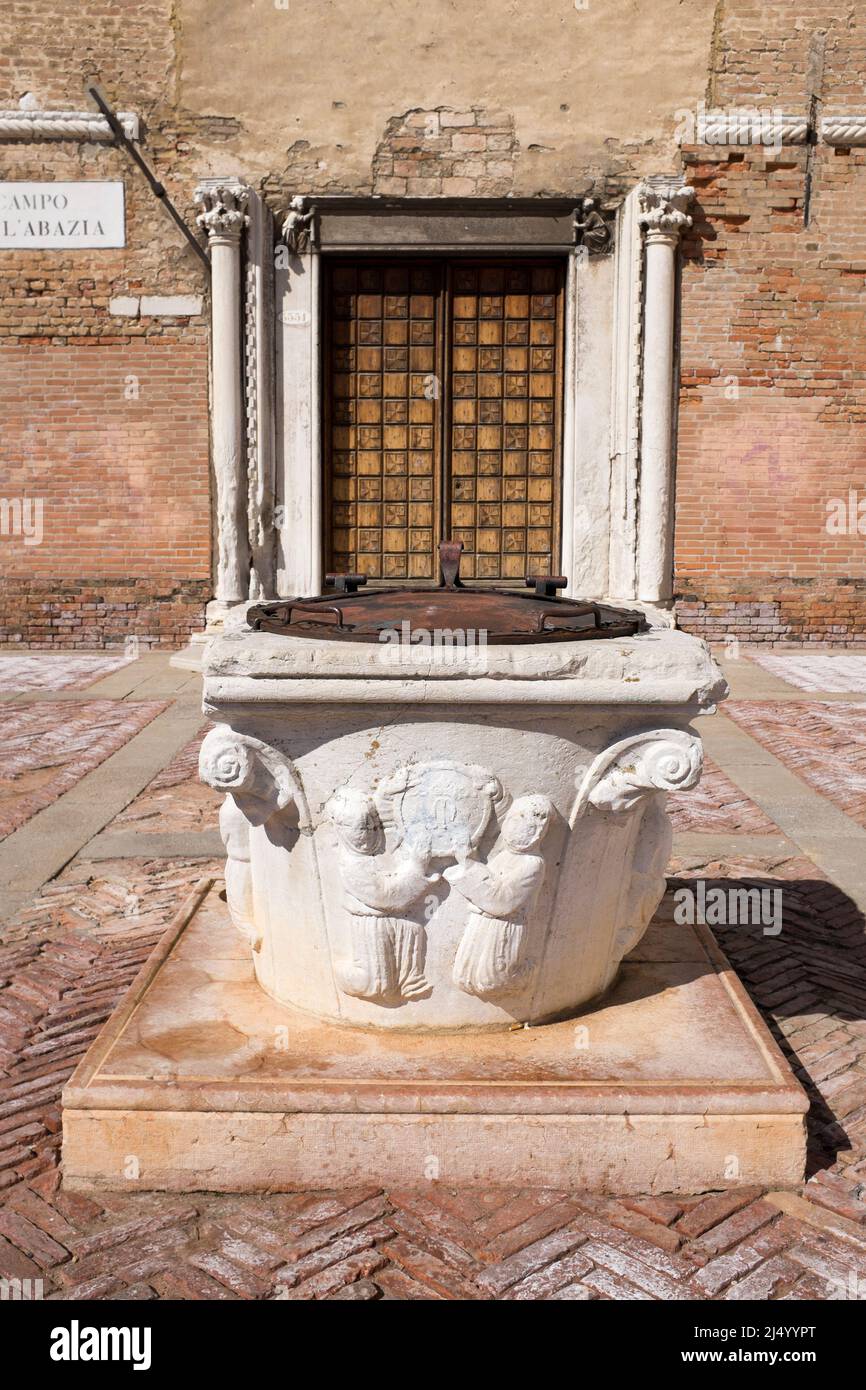 Pozzo storico testa Puteal o vera da Pozzo campo De l'Abazia Venezia Italia Foto Stock