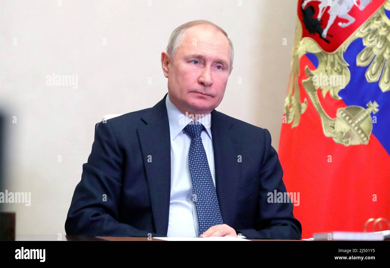 Novo-Ogaryovo, Russia. 18th Apr 2022. Il presidente russo Vladimir Putin presiede una videoconferenza sulle questioni economiche causate dalle sanzioni economiche, dalla residenza ufficiale a Novo-Ogaryovo, 18 aprile 2022 fuori Mosca, Russia. Credit: Mikhail Klimentyev/Kremlin Pool/Alamy Live News Foto Stock
