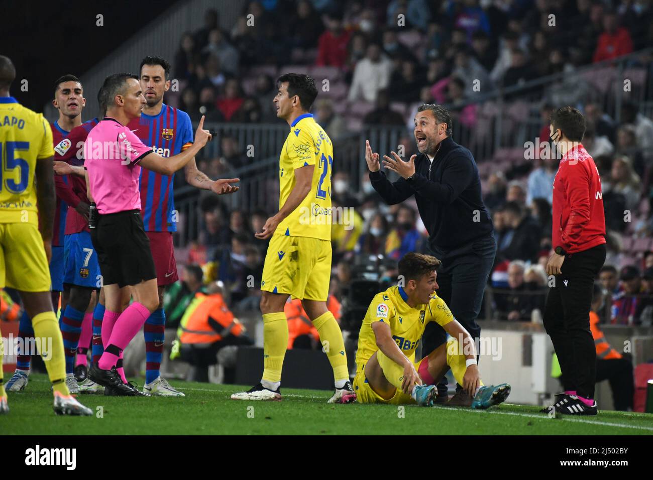 BARCELLONA, SPAGNA - APRILE 18: Giocatore del FC Barcellona combatte per la palla con il giocatore di Cádiz durante la partita la Liga 2022 tra il FC Barcelona e Cádiz a Camp Nou il 18 Aprile 2022 a Barcellona, Spagna. (Foto di Sara Aribo/PxImages) Foto Stock