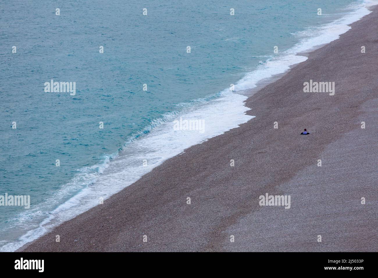 Onde che colpiscono la riva alla spiaggia di Antalya Konyaaltı Foto Stock