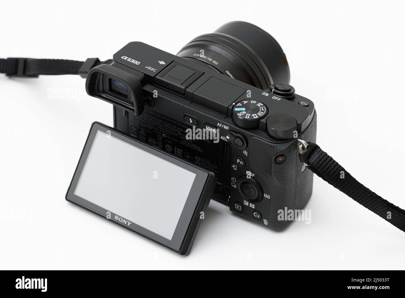 ISTANBUL, TURCHIA - 15 APRILE 2022: Fotocamera digitale Sony Alpha A6300 Mirrorless a fuoco rapido e 4K scatti con obiettivo 16-50mm. Foto Stock