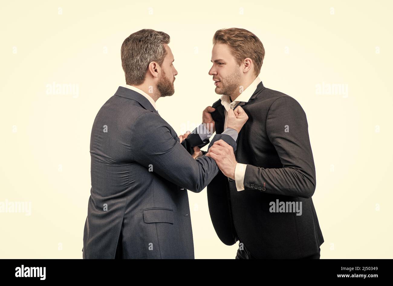 uomini d'affari che parlano e discutono di conflitto. boss e dipendenti. partner uomini discordanti. Foto Stock