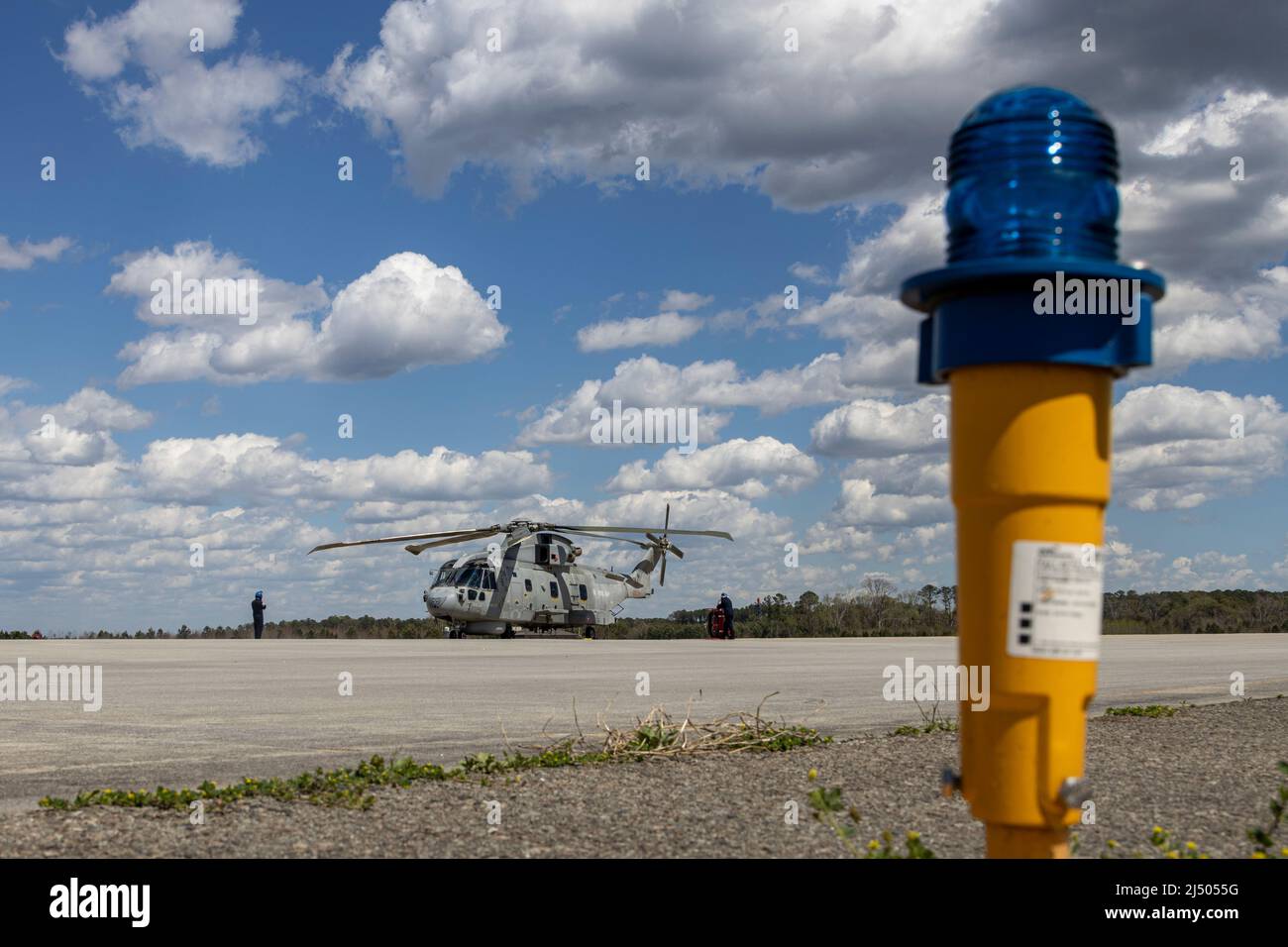 Il Royal Navy 'Mohawk' Flight Crew, 814 Naval Air Squadron, attualmente operante con la Royal Navy fregate HMS Portland (F79) effettua la manutenzione sull'elicottero Merlin Mk2 alla Marine Corps Air Station (MCAS) Beaufort, S.C., 25 marzo 2022. L'equipaggio di volo ha deviato il loro piano di volo originale di Jacksonville, N.C. a MCAS Beaufort e ha utilizzato le strutture della stazione aerea e ha condotto la manutenzione ordinaria. (STATI UNITI Foto del corpo marino di CPL. Aidan Parker) Foto Stock