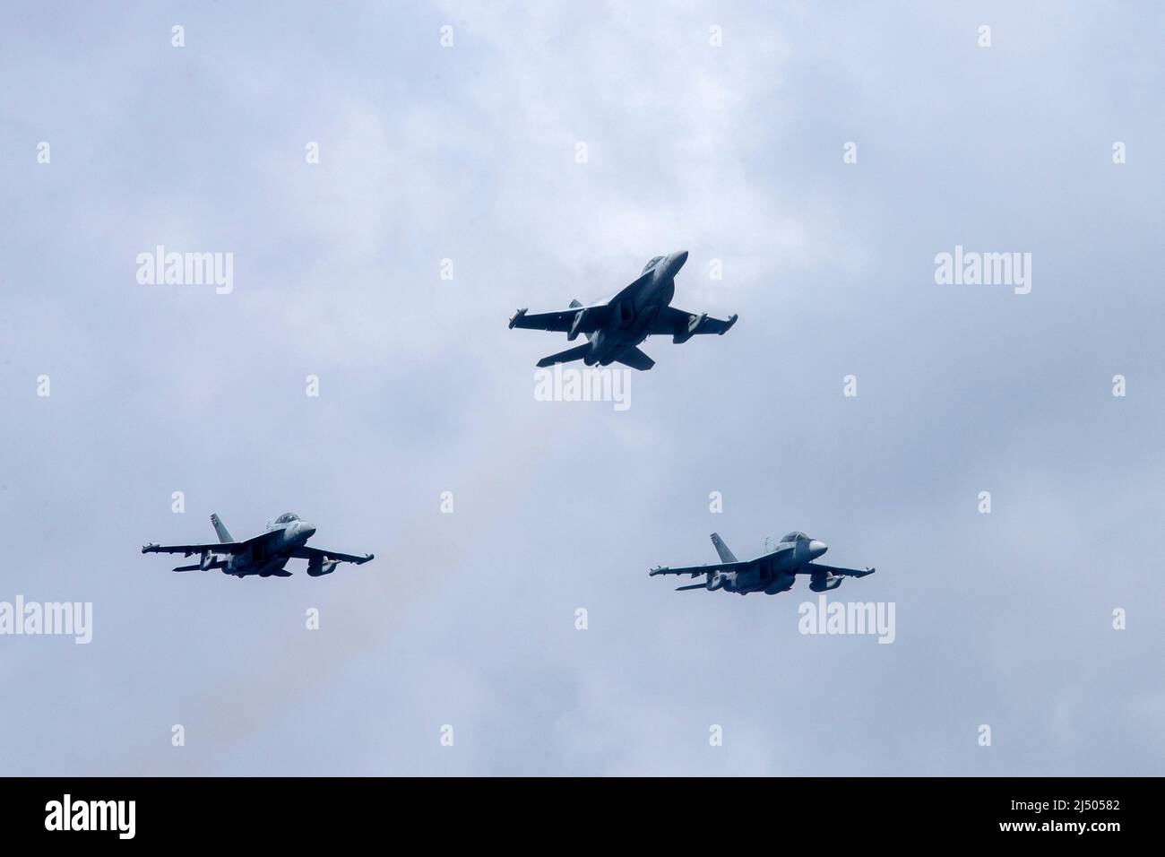 CMdR. Andrew Imperatore, davanti, comandante off-going dei 'Gray Wolves' di Electronic Attack Squadron (VAQ) 142, si prepara a lasciare la formazione di CMdR. Andrew Thom, a destra, in arrivo VAQ-142 comandante ufficiale, e comandante, Carrier Air Wing 8 Capt. Daryl Trent durante una cerimonia di cambio di comando VAQ-142, 14 aprile 2022. Thom, da Yorktown, Virginia, ha sollevato Imperatore durante il cambio di comando aereo. USS Gerald R. Ford (CVN 72) è in corso nell’Oceano Atlantico, portando avanti le qualifiche dei vettori e l’integrazione dei gruppi di sciopero come parte della fase di base personalizzata della nave precedente Foto Stock