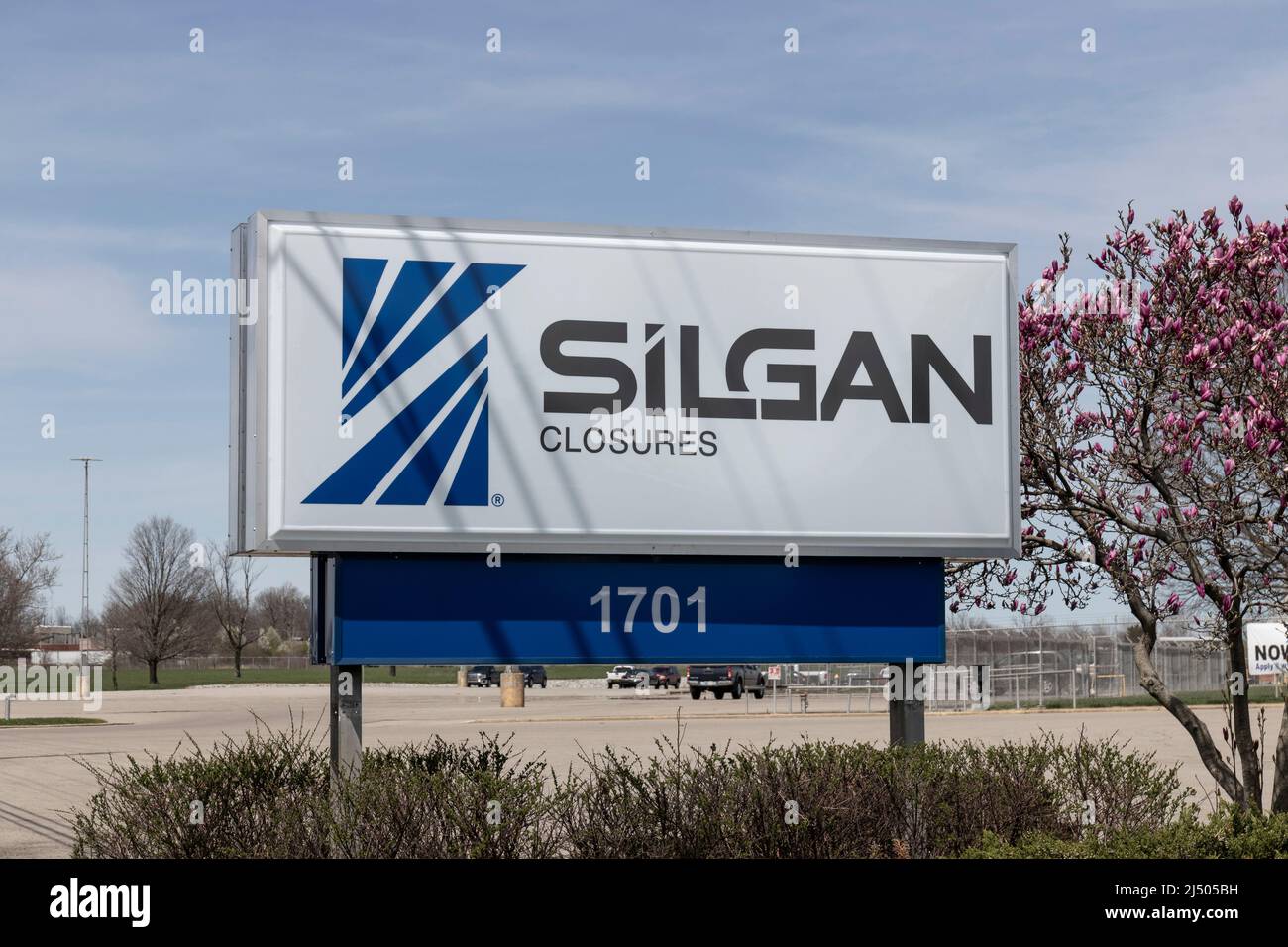 Richmond - circa Aprile 2022: Silgan Closures Plant, una divisione di Silgan Holdings. Silgan Holdings è un fornitore di soluzioni di confezionamento rigide sostenibili Foto Stock