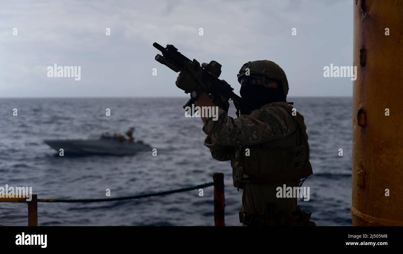 Un SIGILLO della Marina degli Stati Uniti con il gruppo speciale di guerra conduce le operazioni di sicurezza marittima insieme durante l'esercitazione Balikatan 22 al largo della costa di Palawan, Filippine, 7 aprile 2022. Balikatan è un esercizio annuale tra le forze armate delle Filippine e militari degli Stati Uniti progettato per rafforzare l'interoperabilità bilaterale, le capacità, la fiducia e la cooperazione costruita nel corso di decenni di esperienze condivise. Balikatan, Tagalog per 'smaco-a-spalla' è un esercizio bilaterale di lunga data tra le Filippine e gli Stati Uniti che mette in evidenza il partenariato profondamente radicato tra entrambi i paesi. BK22 è t Foto Stock