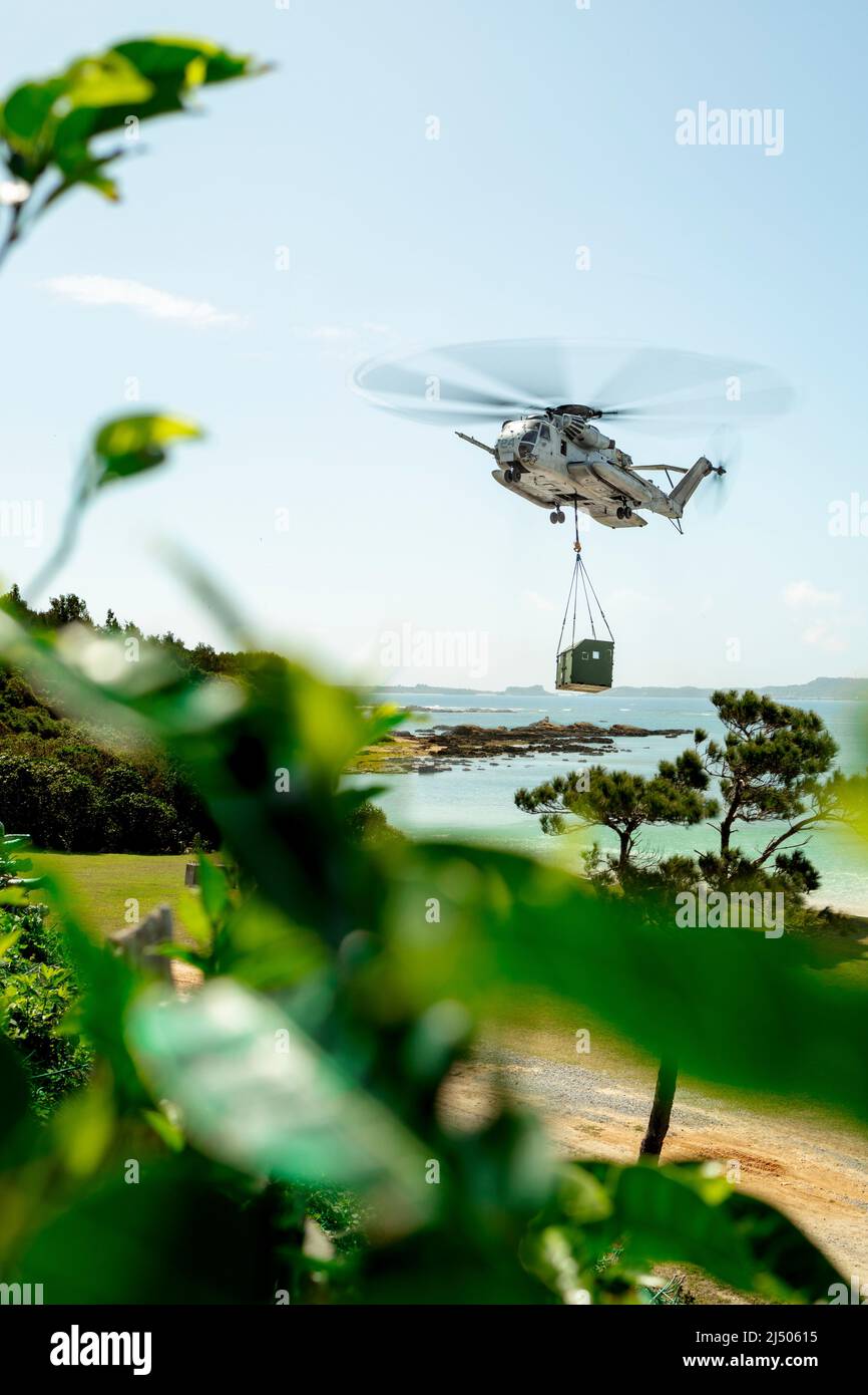 A U.S. Marine Corps CH-53E Super Stallion with Marine Heavy Helicopter Squadron 466, 3rd Marine Aircraft Wing, scarica un container a Kin Blue, Okinawa, Giappone, 12 aprile 2022. HMH-466 e 3rd Landing Support Battalion, 3rd Marine Logistics Group, ha condotto movimenti da nave a riva per scaricare gli attrezzi a sostegno del ridispiegamento da Balikatan 22, un esercizio annuale della forza congiunta nella Repubblica delle Filippine. (STATI UNITI Foto del corpo marino di CPL. Terry Wong) Foto Stock