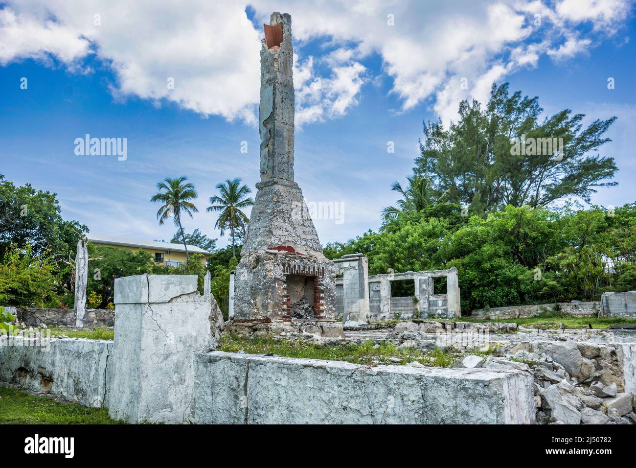 Le rovine di una vecchia casa delle Bahamas sulla Kings Highway a Bimini, le Bahamas. Foto Stock