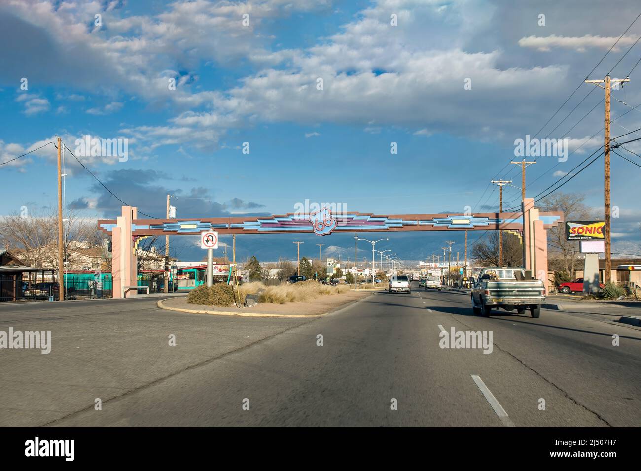 L'iconica Mother Road of America, Route 66, passando per Albuquerque, New Mexico. Foto Stock