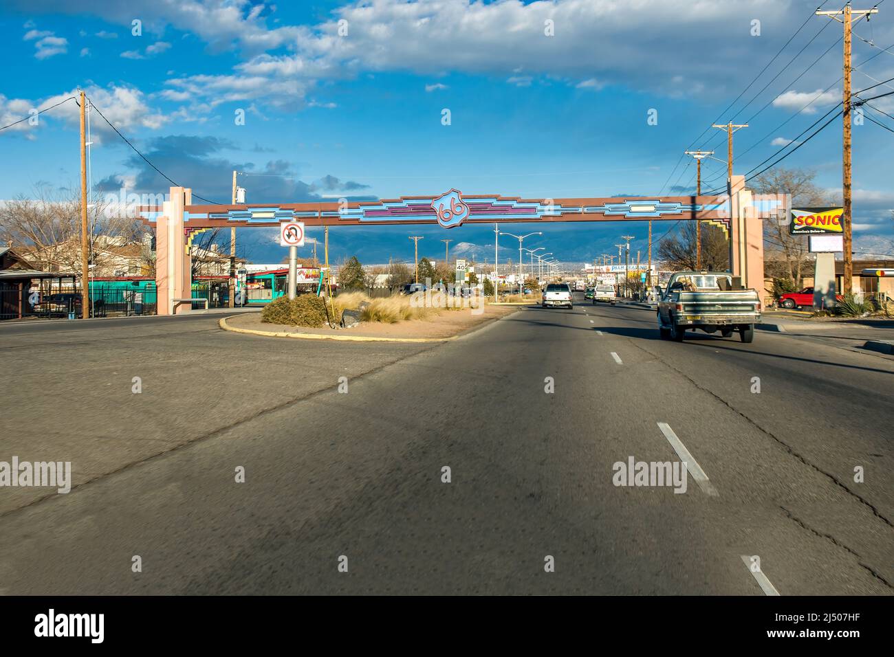 L'iconica Mother Road of America, Route 66, passando per Albuquerque, New Mexico. Foto Stock