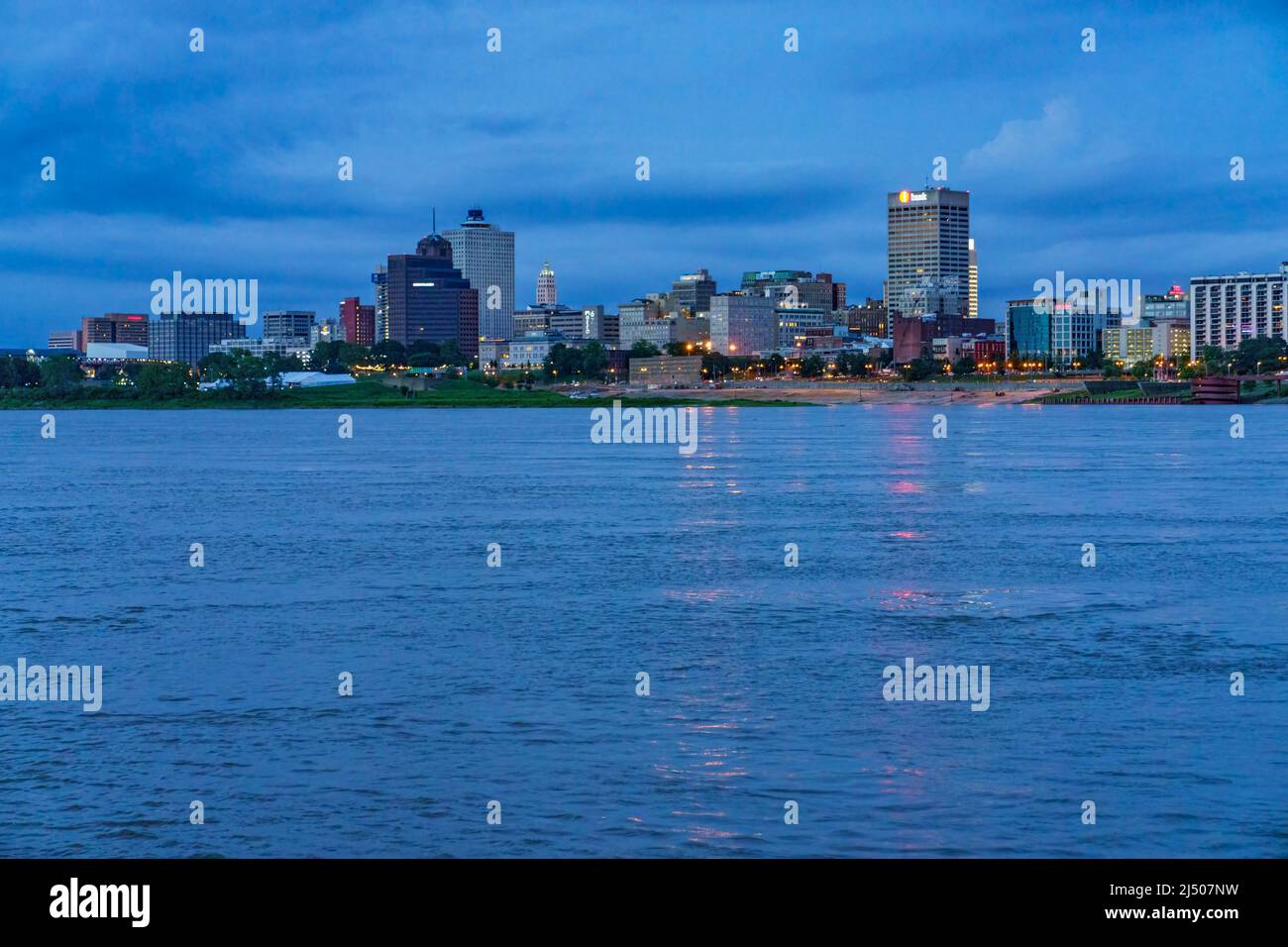 Lo skyline di Memphis visto al crepuscolo dalla crociera Memphis Queen sul fiume Mississippi in Tennessee. Foto Stock