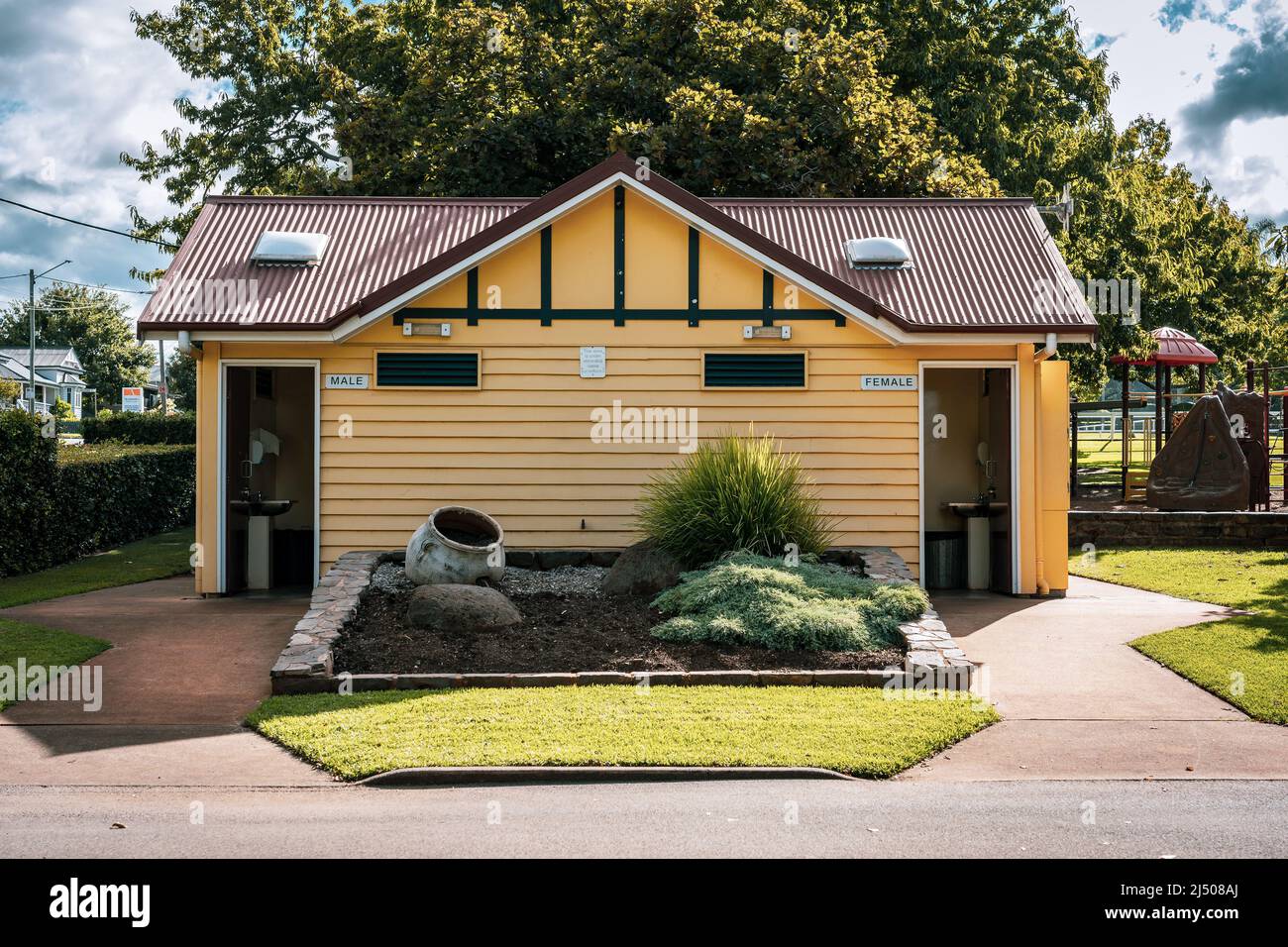 Toowoomba, Queensland, Australia - servizi igienici pubblici di design tradizionale in Laurel Bank Park Foto Stock