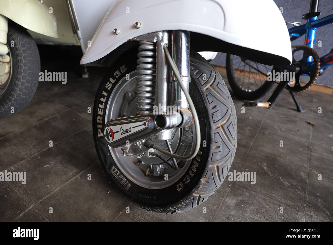 Lumajang, Indonesia - 13 gennaio 2022: fokus selettivo, una parte del veicolo vespa. Ruote Vespa e sterzo Foto Stock
