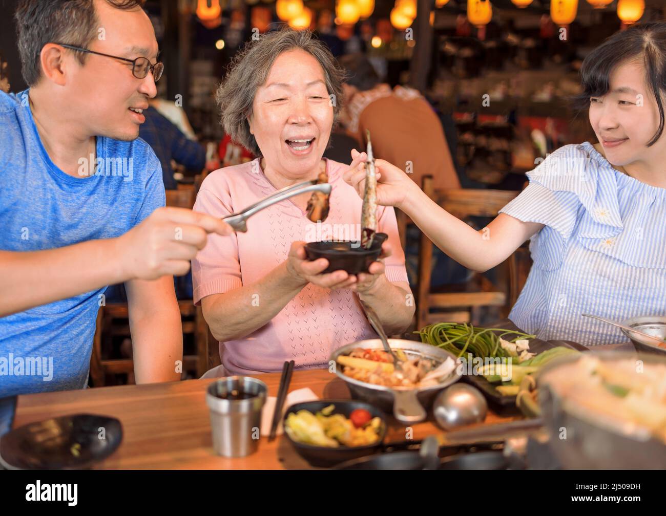 Una famiglia felice festeggia la giornata delle madri al ristorante Foto Stock