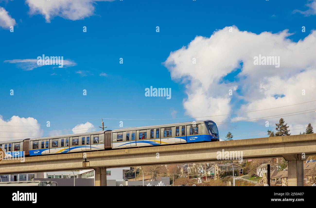 Translink fornisce un rapido servizio di trasporto pubblico a Great Metro Vancouver, skytrain è partito da una stazione della zona residenti-Aprile 5,2022. BC, CA Foto Stock