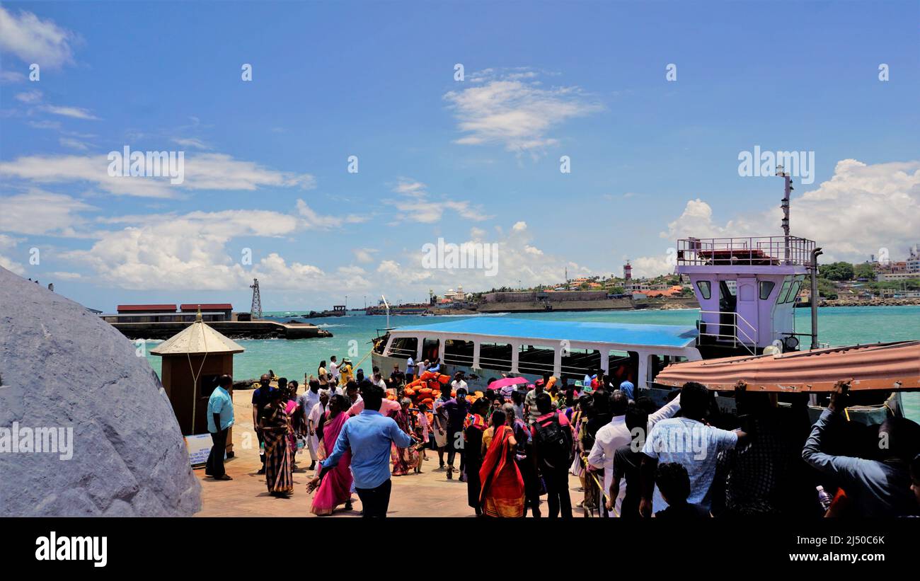 Kanyakumari, Tamilnadu, India-Aprile 16 2022: I turisti in attesa di salire a bordo della barca per visitare il Memoriale della roccia di Vivekananda e la statua di Thiruvalluvar a Kanyakum Foto Stock