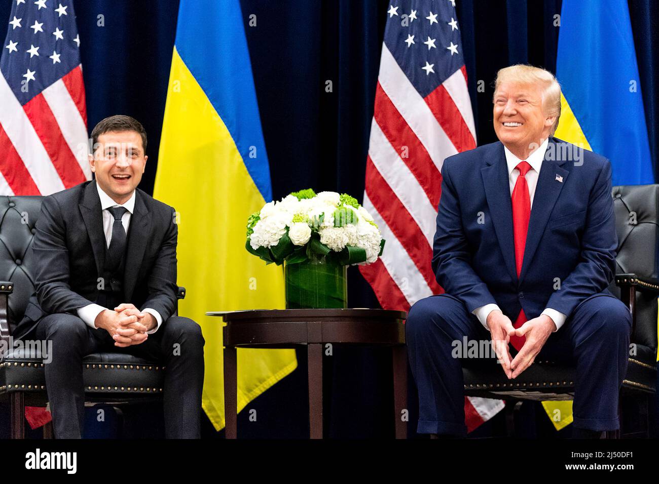 Il presidente Donald J. Trump partecipa a un incontro bilaterale con il presidente ucraino Volodymyr Zelensky mercoledì 25 settembre 2019, all'InterContinental New York Barclay di New York. (Foto ufficiale della Casa Bianca di Shealah Craighead) Foto Stock