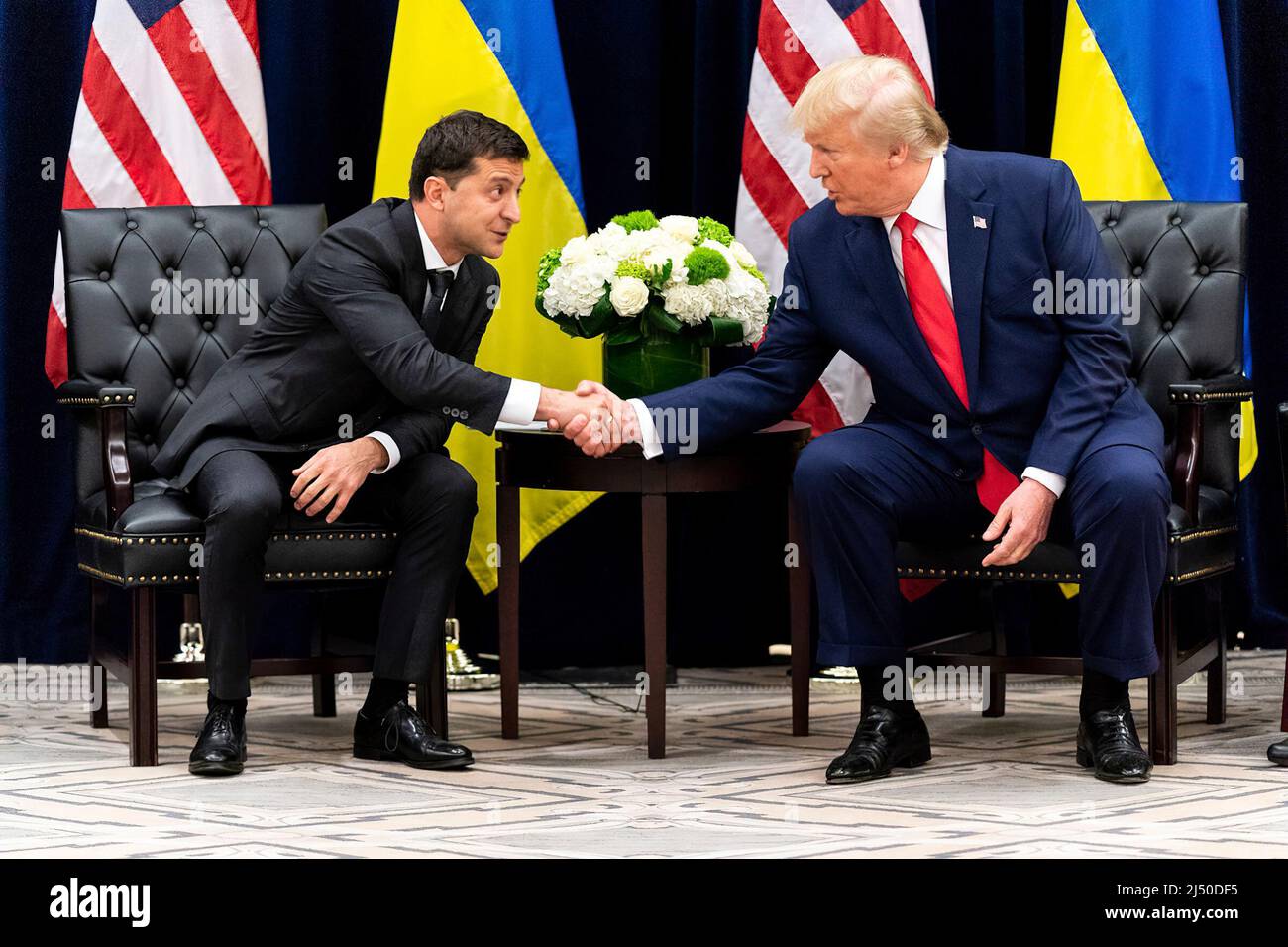 Il presidente Donald J. Trump partecipa a un incontro bilaterale con il presidente ucraino Volodymyr Zelensky mercoledì 25 settembre 2019, all'InterContinental New York Barclay di New York. (Foto ufficiale della Casa Bianca di Shealah Craighead) Foto Stock