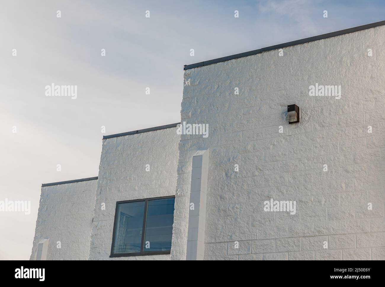 Architettura astratta contro il cielo. Moderno edificio bianco contro il cielo. Foto di strada, nessuno, spazio di copia per il testo Foto Stock