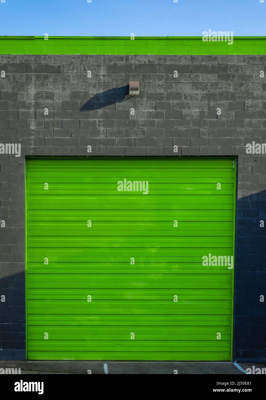 Porta garage. Un primo piano di porta automatica a rulli in metallo utilizzata in fabbrica, stoccaggio, garage e magazzino industriale. Foto di strada, nessuno, selettivo Foto Stock