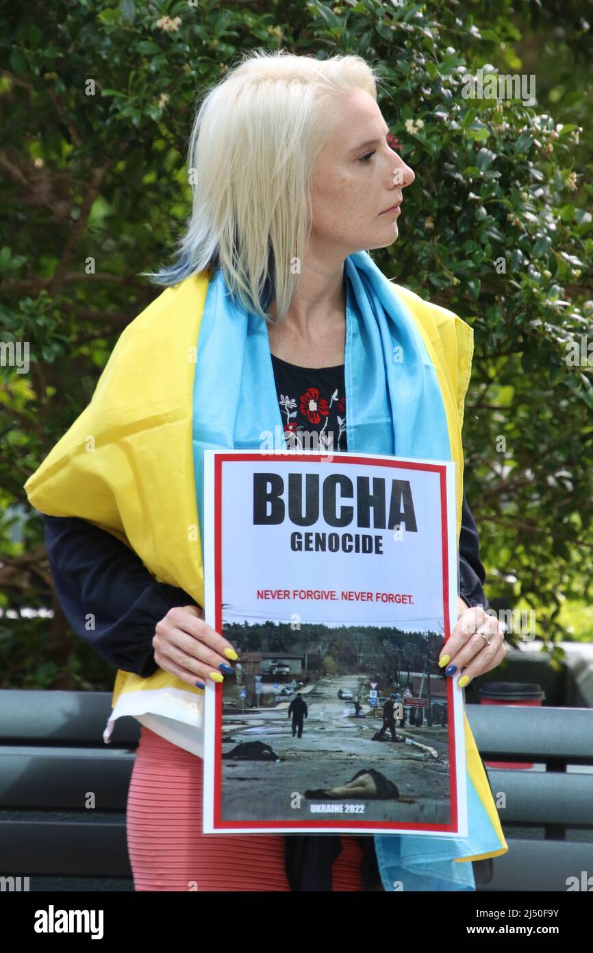 Sydney, Australia. 19th aprile 2022. Gli ucraini protestano contro la sede centrale della Pepsi a Sydney contro la decisione della Pepsi di continuare a operare in Russia e, in ultima analisi, finanziare la guerra in Ucraina. Credit: Richard Milnes/Alamy Live News Foto Stock