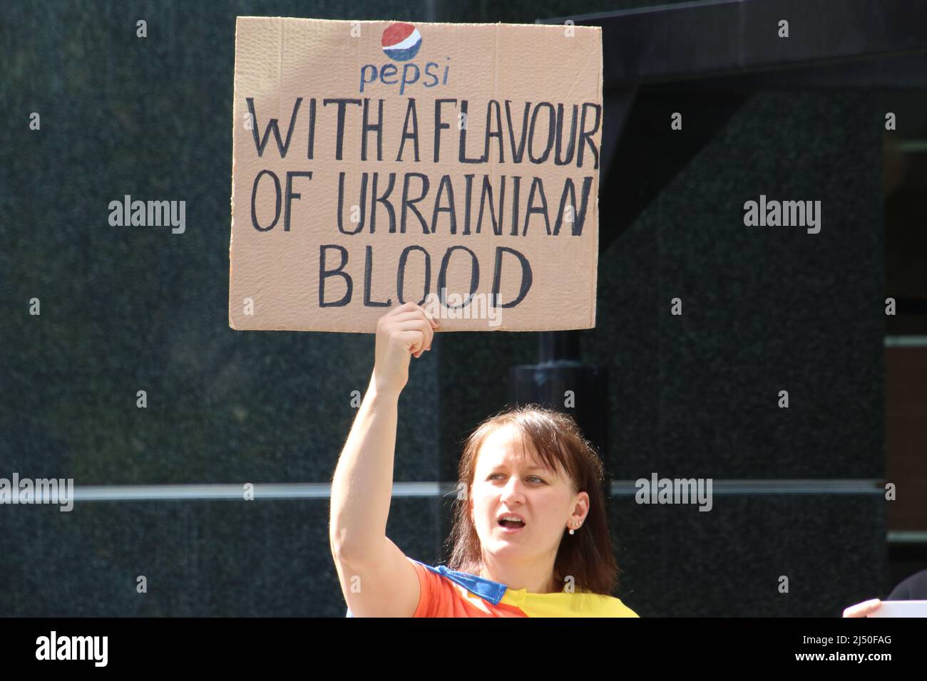 Sydney, Australia. 19th aprile 2022. Gli ucraini protestano contro la sede centrale della Pepsi a Sydney contro la decisione della Pepsi di continuare a operare in Russia e, in ultima analisi, finanziare la guerra in Ucraina. Credit: Richard Milnes/Alamy Live News Foto Stock
