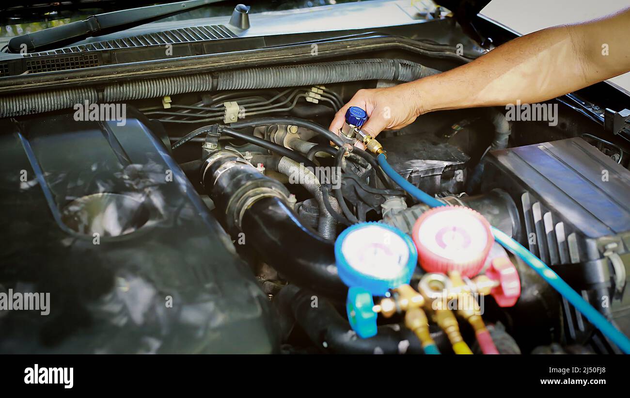 Controllo del condizionatore d'aria dell'auto, rilevamento delle perdite, riempimento del refrigerante. Foto Stock