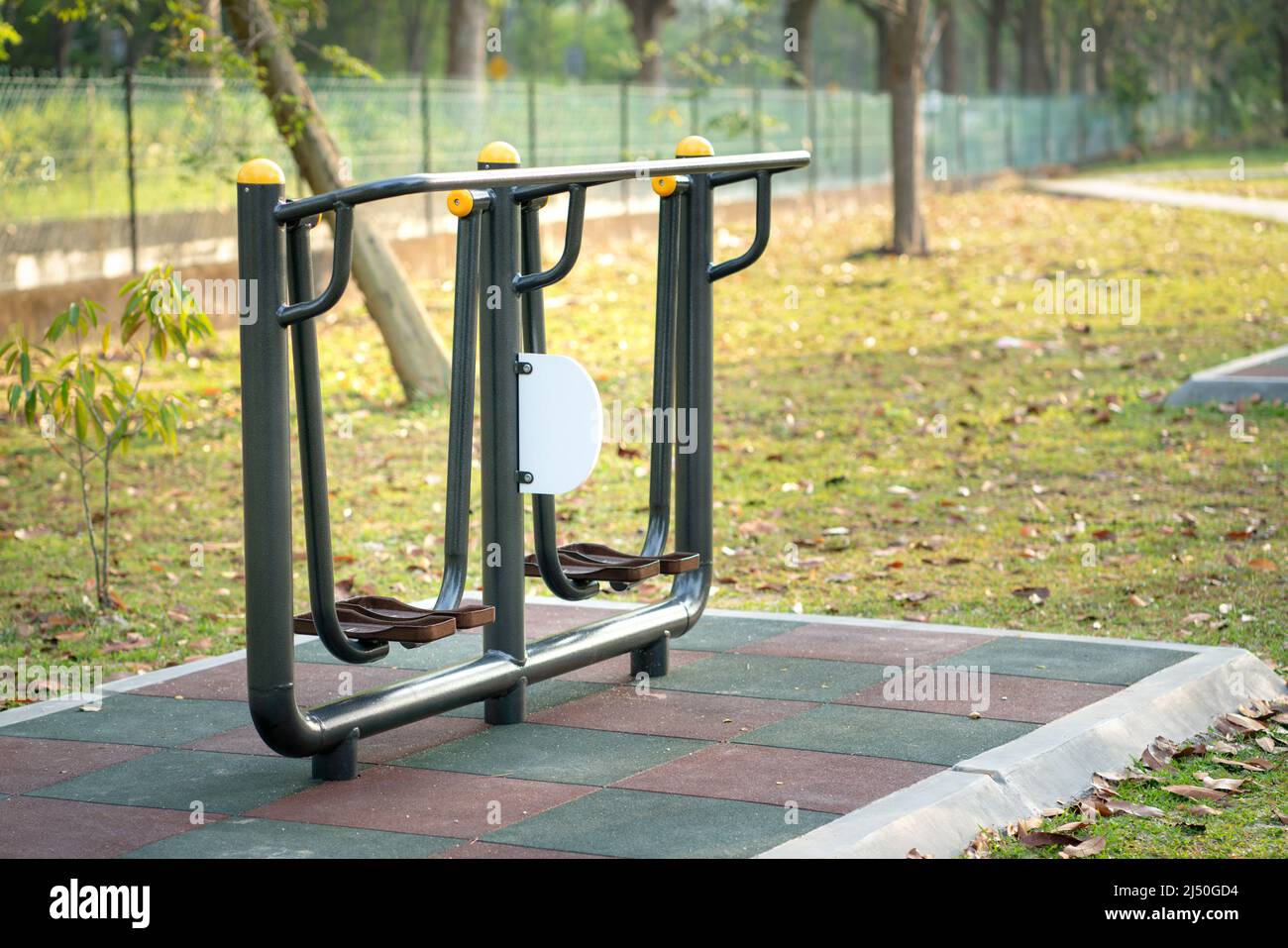 Attrezzature per esercizi o fitness all'aperto, nel parco. Allenamento sportivo o palestra all'aperto. Foto Stock