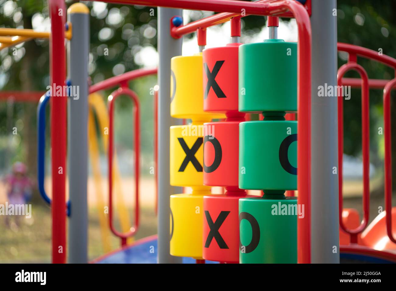 Tic Tac Toe colorato su un parco giochi per bambini. Foto Stock