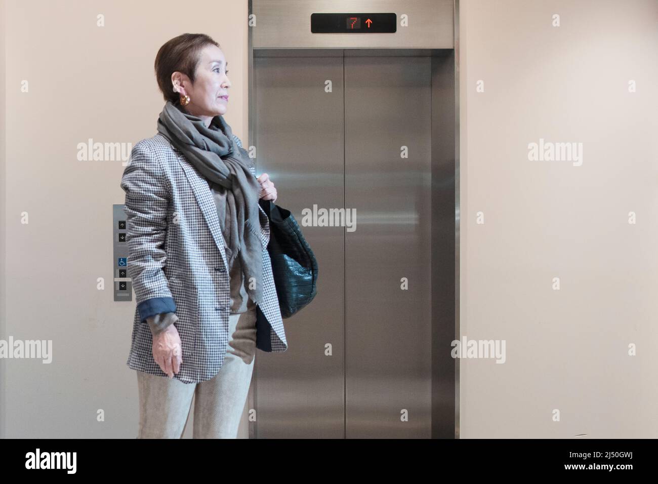 Donna d'affari che va al lavoro Foto Stock