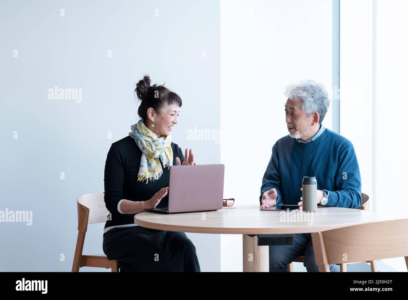 L'uomo e la donna che hanno un incontro Foto Stock