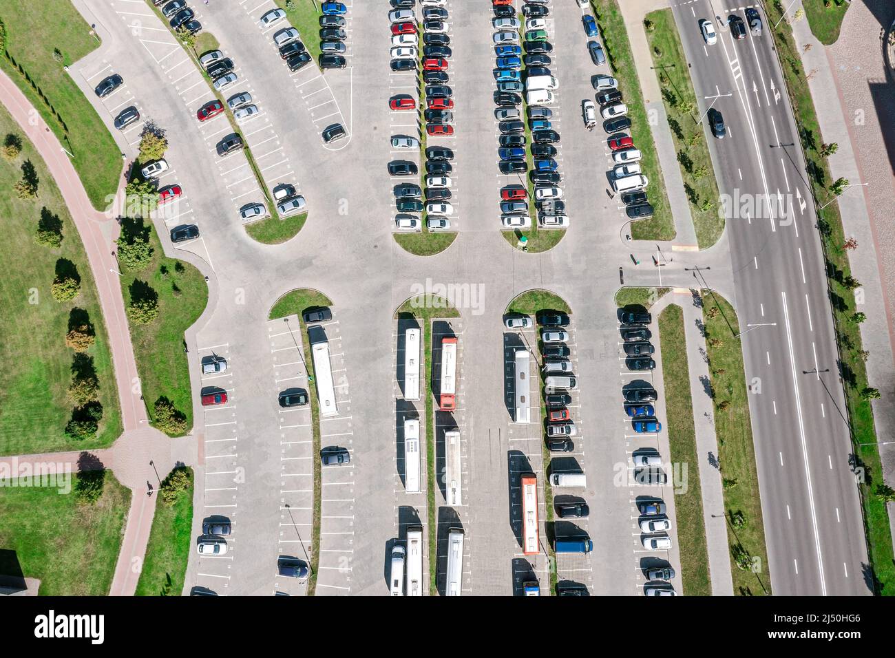vista aerea di molte auto in piedi sul parcheggio pubblico. fotografia con droni. Foto Stock