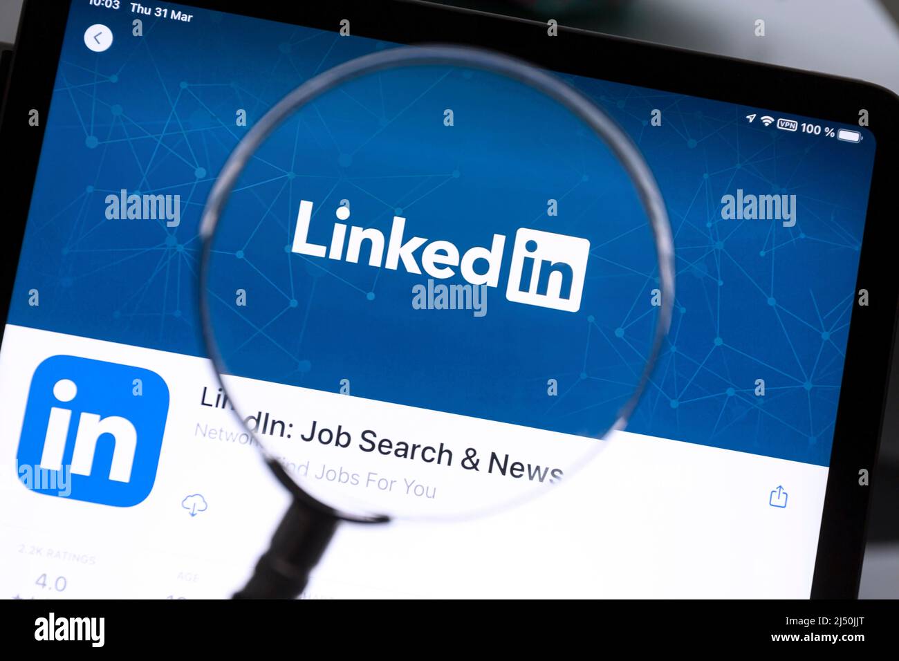 Ostersund, Svezia - Mars 31, 2022: App LinkedIn sotto una lente d'ingrandimento. LinkedIn è un sito Web di social networking orientato alle aziende. Foto Stock