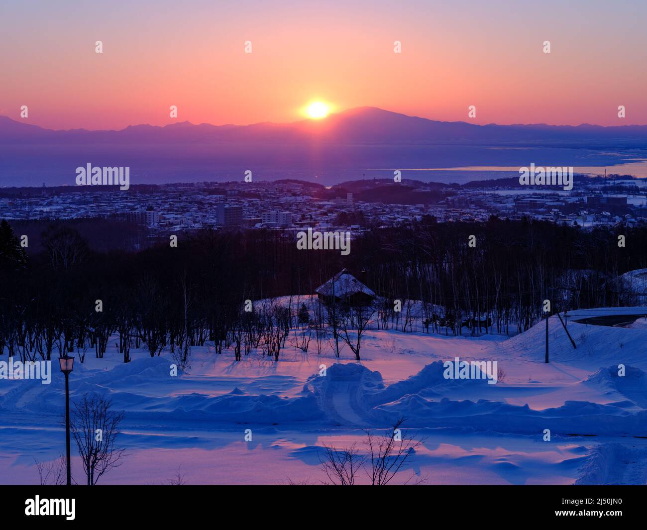 Drift Ice e Abashiri City in prima mattina, Hokkaido, Giappone Foto Stock