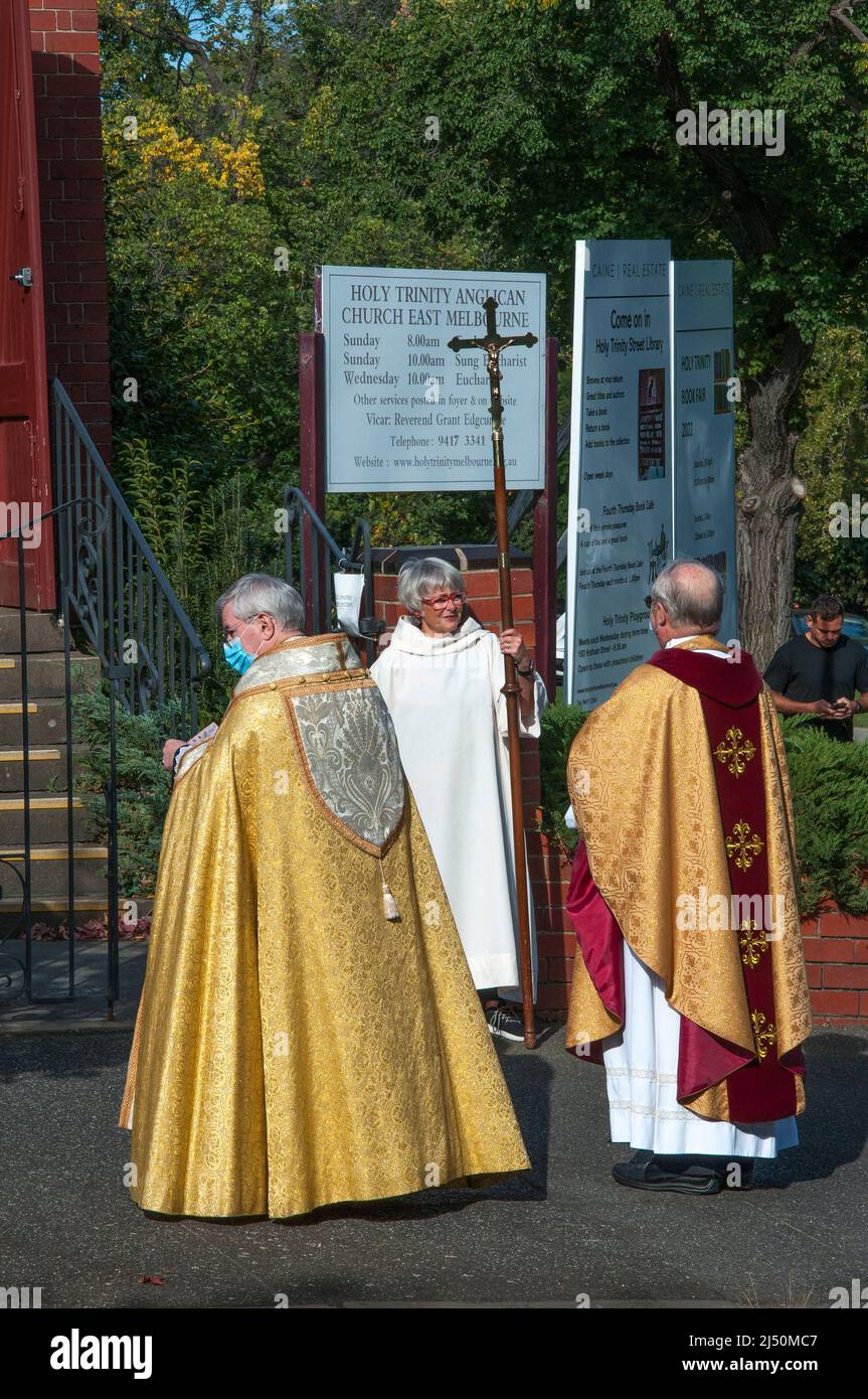 I ministri anglicani accolgono i parrocchiani la domenica di Pasqua a Melbourne Foto Stock