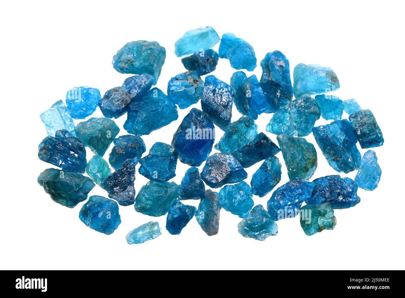 Gruppo di pietra naturale blu mare ruvida apatite su sfondo bianco Foto Stock