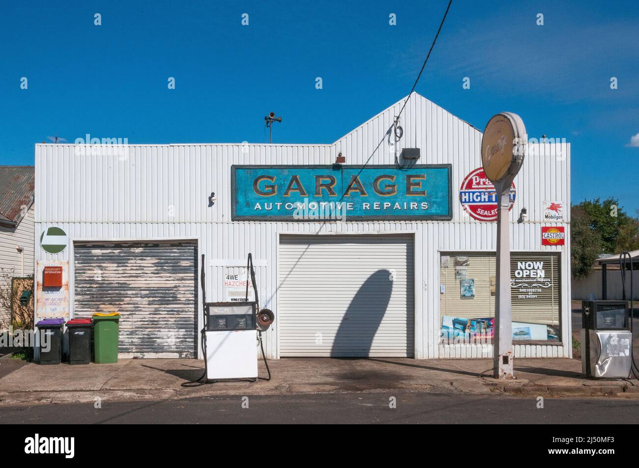 Ramshackle costruzione di garage a motore, Lancefield, Victoria Foto Stock