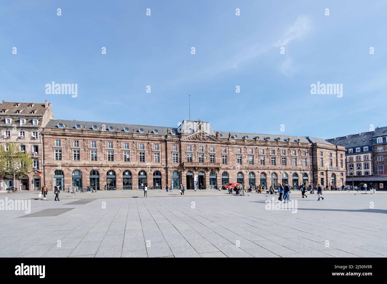 Strasburgo, Francia - 11 apr 2022: Edificio Aubette nel centro di Strasburgo con museo, Apple Store, libreria, Starbucks e pedoni a piedi in una calda giornata di primavera Foto Stock