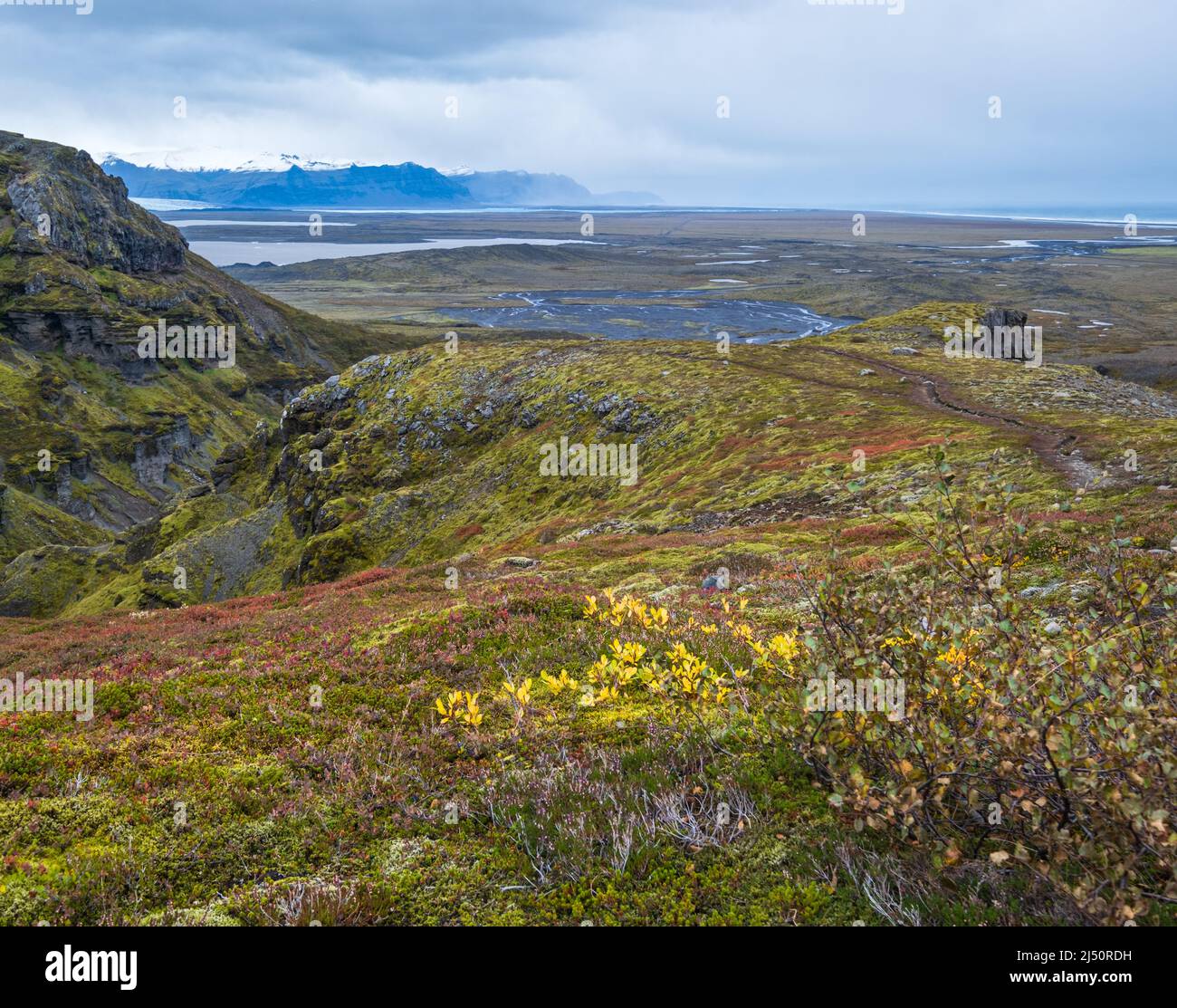 Splendida vista autunnale dal canyon di Mulagljufur al ghiacciaio di Fjallsarlon con la laguna di ghiaccio di Breidarlon, Islanda. Non lontano da Ring Road e all'estremità sud Foto Stock