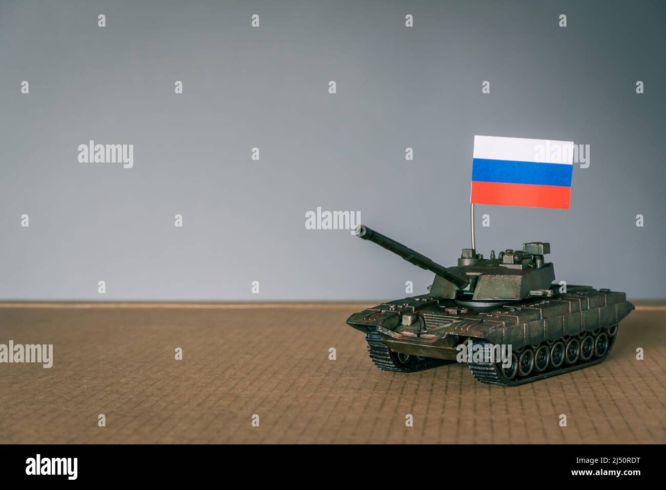 Taniche giocattolo con bandiera russa Foto Stock