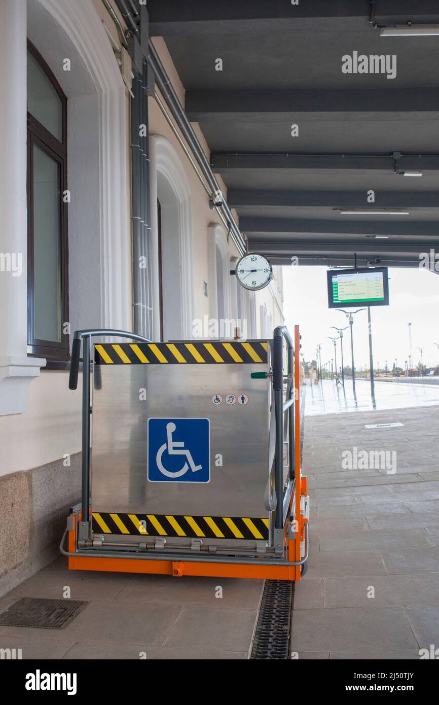 Ascensore speciale per sedie a rotelle presso la stazione ferroviaria. Servizio di assistenza per i passeggeri disabili ferroviari Foto Stock