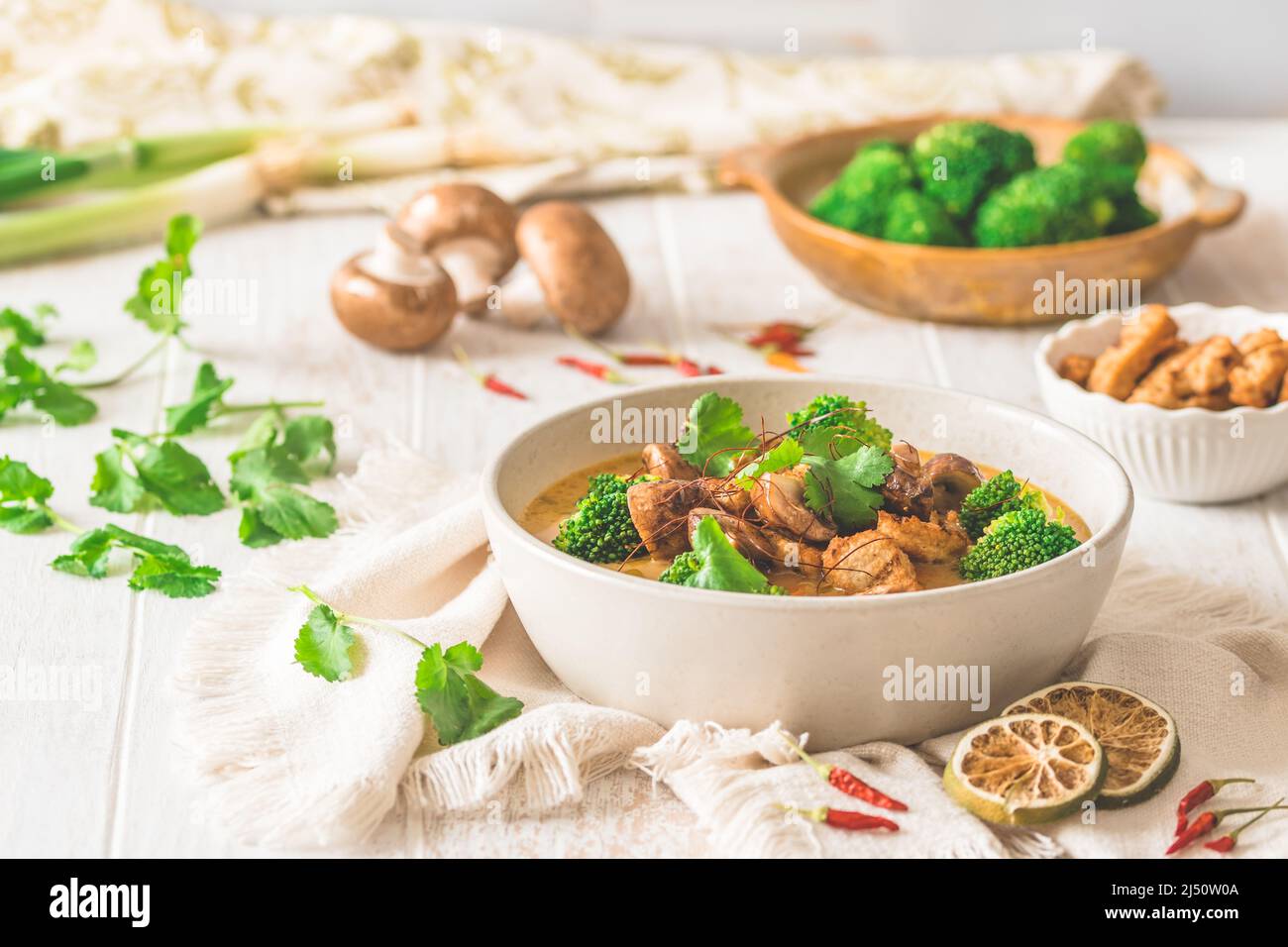 Zuppa vegana Tom Kha Gai con varie verdure e surrogati di carne a base di soia tostati Foto Stock