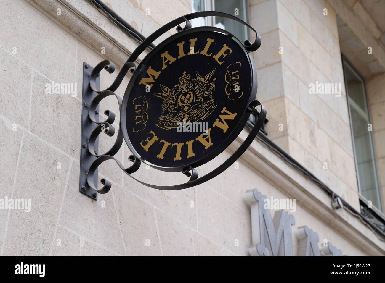 Bordeaux , Aquitaine Francia - 03 20 2022 : testo del logo maille e marchio sulla facciata a parete negozio senape Foto Stock