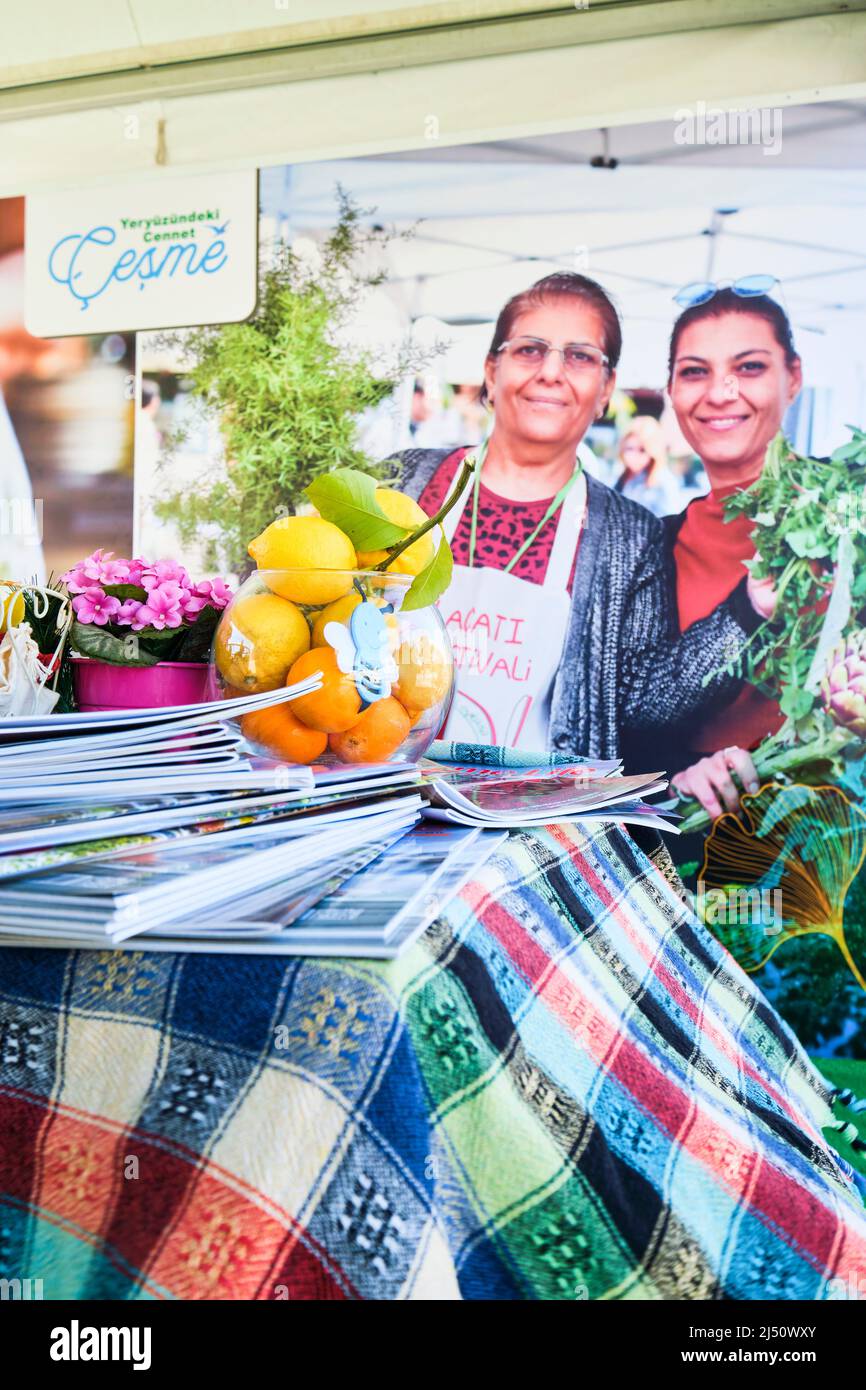 Un tavolo e uno stand promozionali, che cela l'evento speciale. Al famoso festival annuale delle erbe nella città di Alaçatı, provincia di Izmir, Turchia. Foto Stock