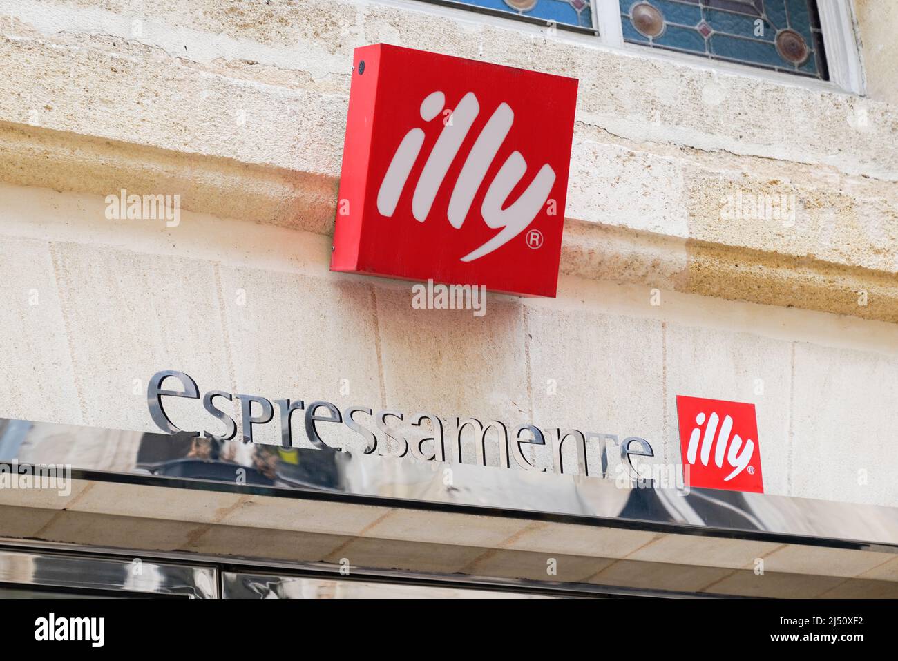 Bordeaux , Aquitaine Francia - 03 20 2022 : Illy espressamente caffetteria red sign brand and text logo cafe macchine per il caffè italiano Foto Stock