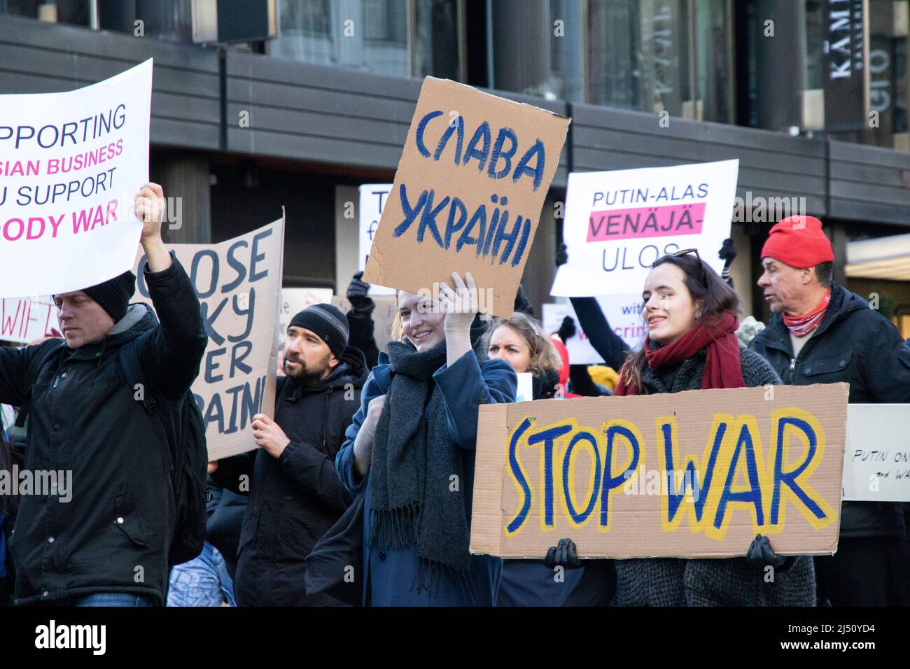 La manifestazione contro la Russia ha iniziato la guerra in Ucraina, tenutasi a Helsinki, Finlandnews Foto Stock