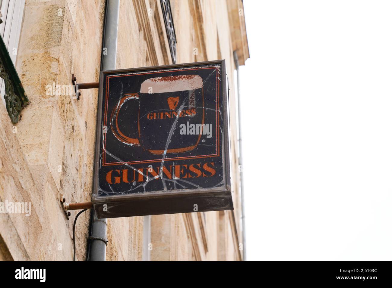 Bordeaux , Aquitaine Francia - 03 20 2022 : birra guinness antico segno marchio e logo di testo sulla facciata a parete ristorante pub bar Foto Stock