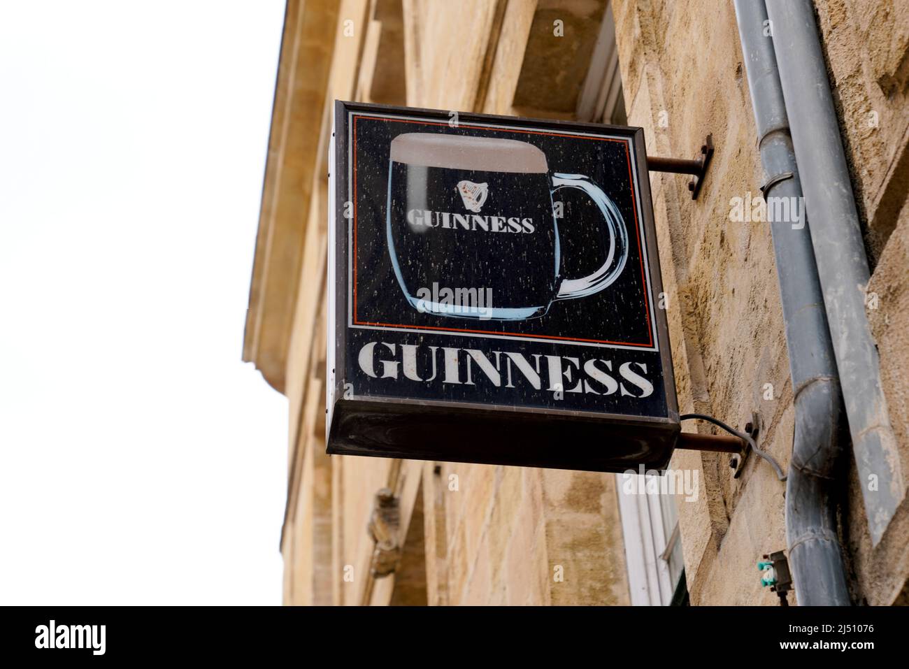 Bordeaux , Aquitaine France - 03 20 2022 : guinness birra segno testo e marchio marchio sul muro facciata pub bar Foto Stock