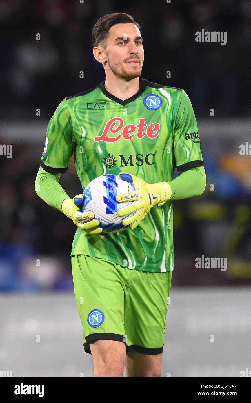 Napoli, Italia. 18th Apr 2022. Alex Meret (SSC Napoli) con la palla durante la serie A 2021/22 partita tra SSC Napoli e AS Roma allo stadio Diego Armando Maradona Credit: Independent Photo Agency/Alamy Live News Foto Stock