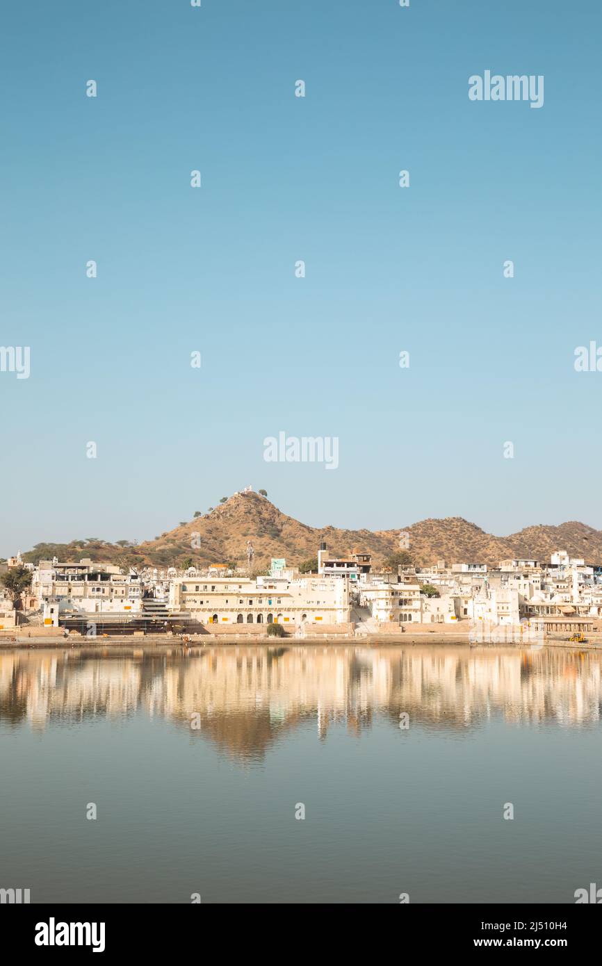 Ghat e il lago Pushkar in Pushkar, India Foto Stock